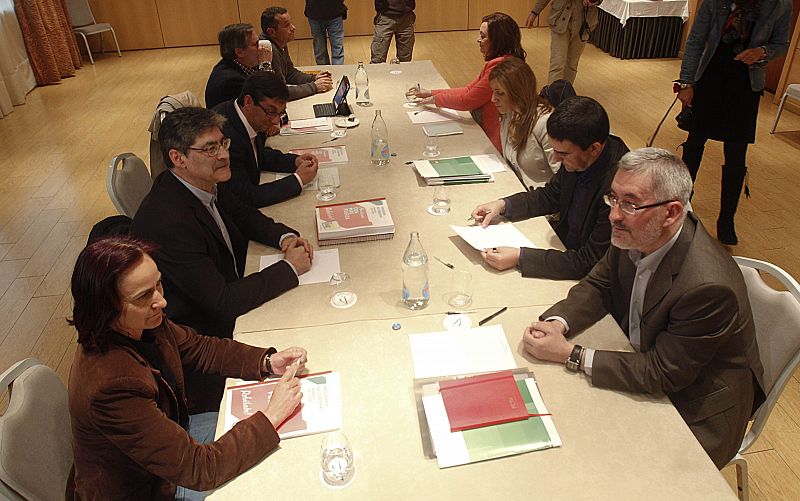 El PSOE insiste en un Gobierno de coalición e IU no concreta ninguna fórmula