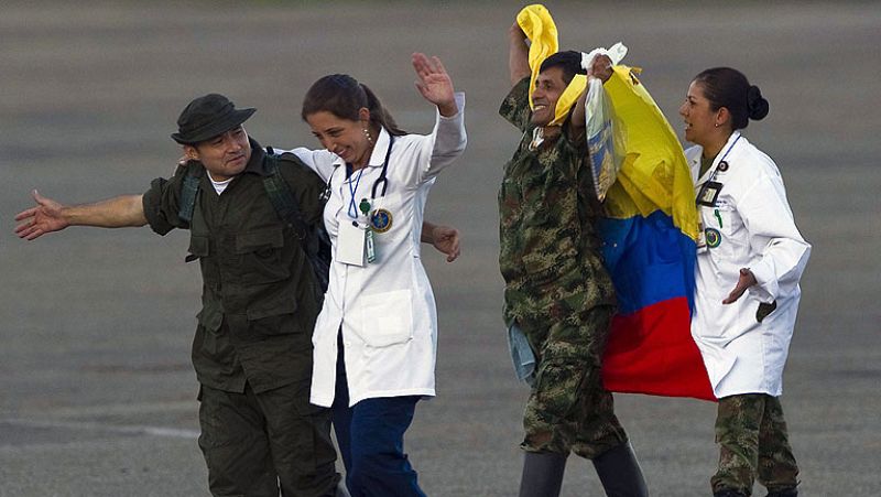 Los 10 últimos rehenes militares de las FARC se reúnen con sus familias tras ser liberados