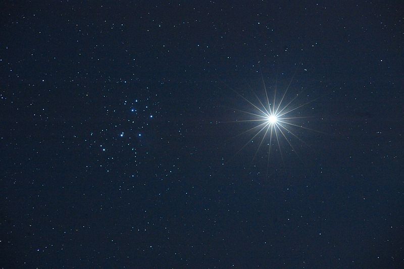 Venus surca el racimo de estrellas de las Pléyades