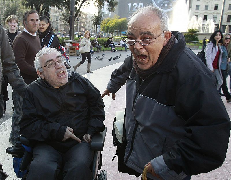 Decenas de ciudadanos apoyan a la persona discapacitada detenida en Barcelona