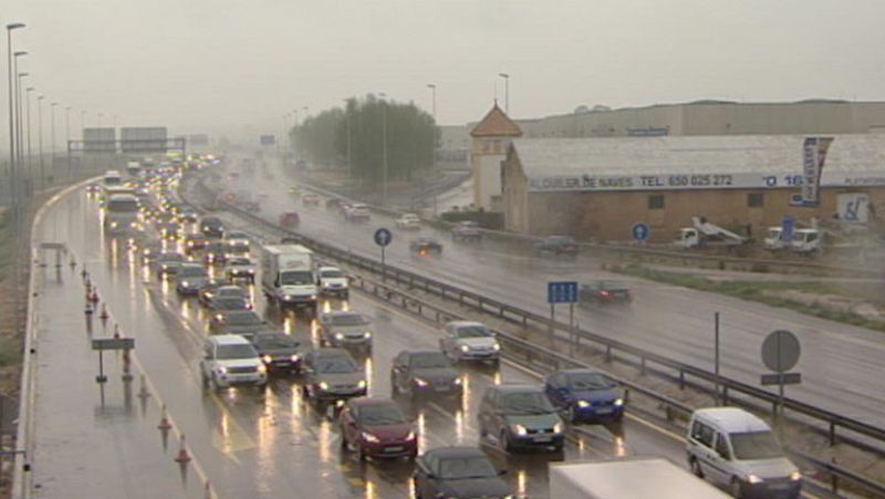 La segunda fase de la operación de Semana Santa arranca marcada por la lluvia