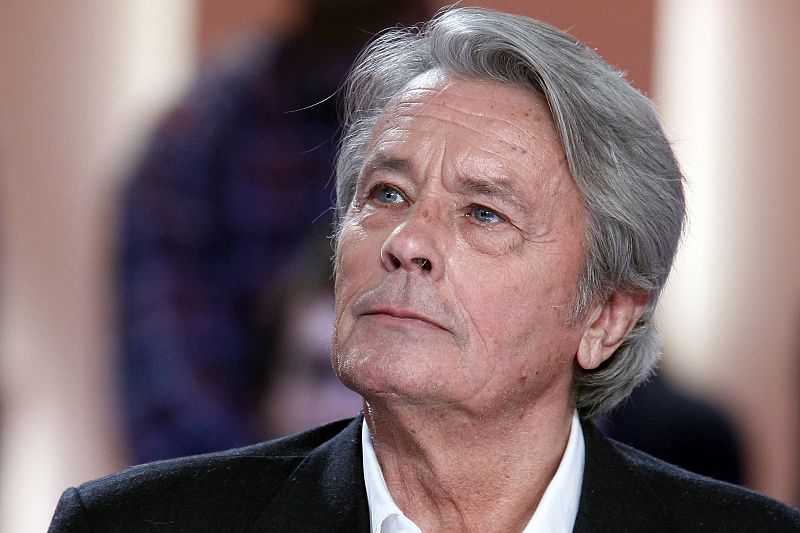 Operan a Alain Delon por una arritmia cardíaca