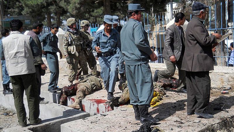 Mueren en Afganistán al menos diez personas tras un atentado en contra tropas de la ISAF