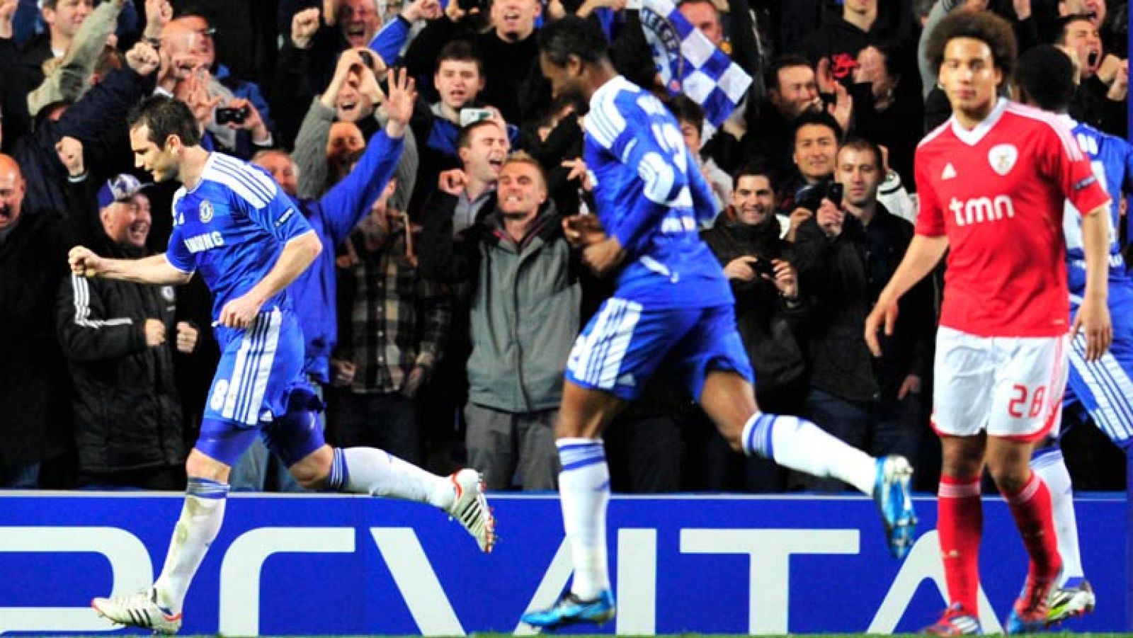 También certificó su pase para las semifinales el Chelsea inglés a costa del Benfica portugués. El conjunto londinense venció por 2-1 en su estadio pero los lusos no  dieron ningún tipo de facilidades