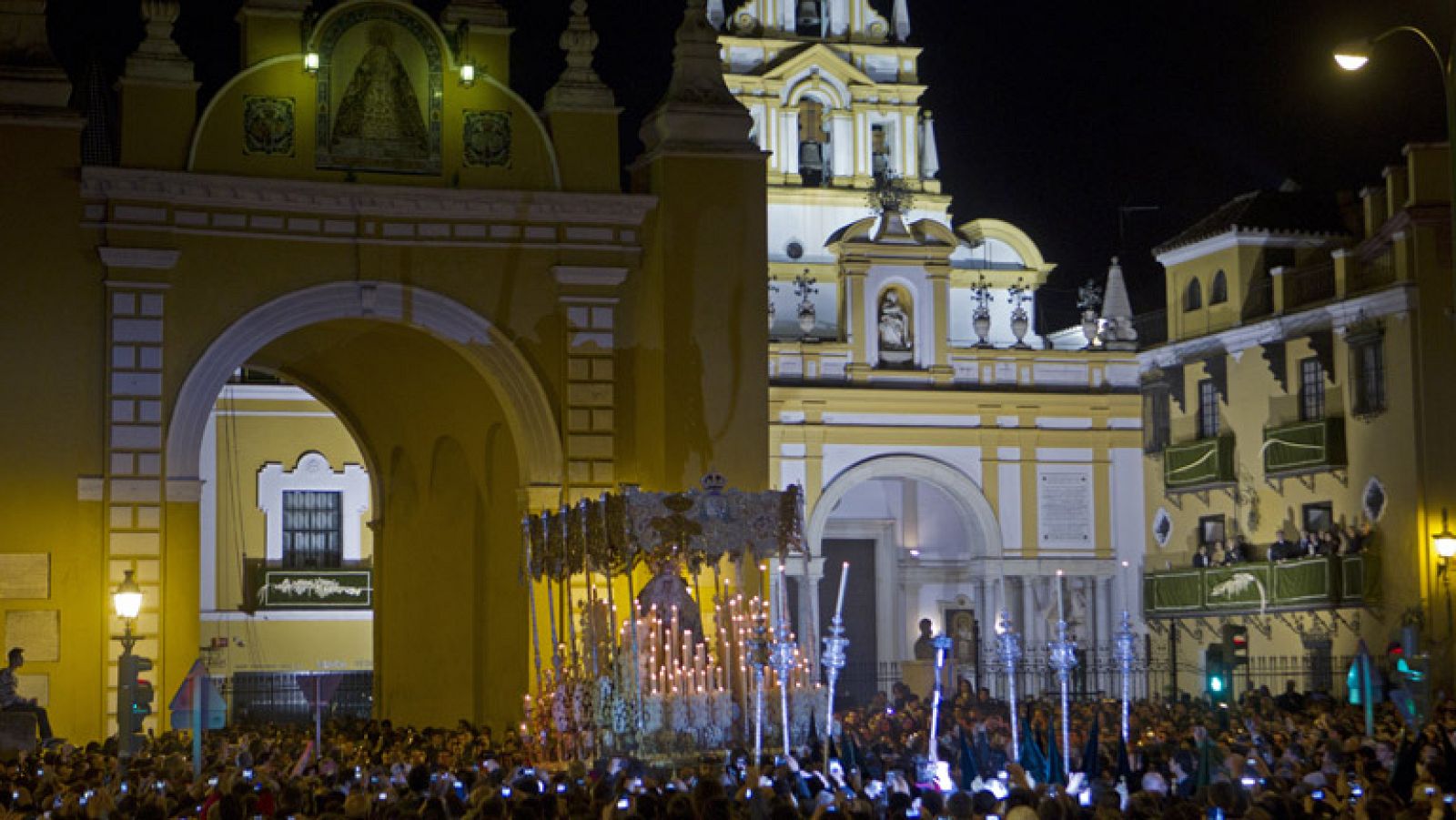 Todas las procesiones han desfilado en una noche larga y fría
