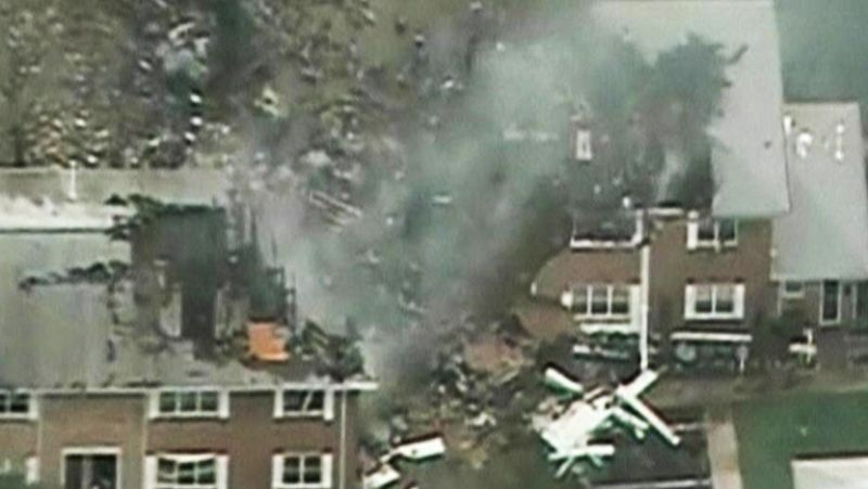 Un avión F-18 se estrella en una zona residencial de Virginia