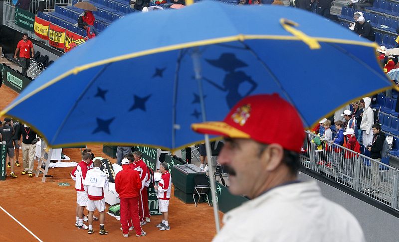 La lluvia interrumpe por segunda vez el partido de dobles entre España y Austria