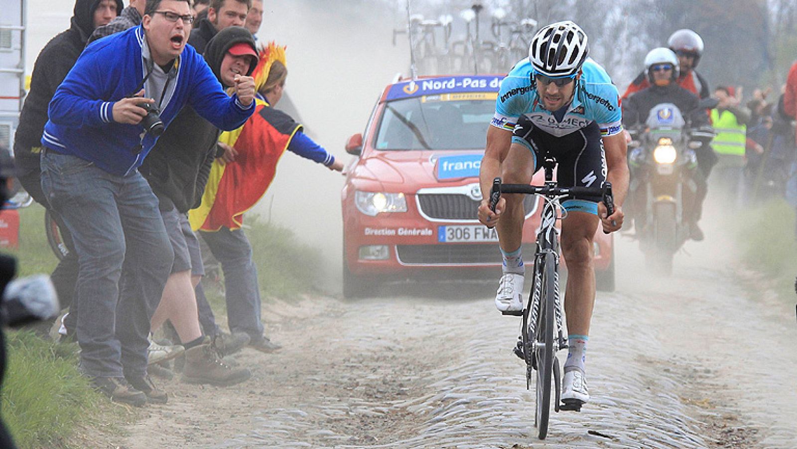 El belga Tom Boonen (Omega Pharma) consiguió en solitario su cuarta victoria en la clásica París-Roubaix, conocida por "el infierno del norte", tras un ataque a 50 kilómetros del final. Boonen paró el cronómetro de meta en 5h55:22, mientras por detrá