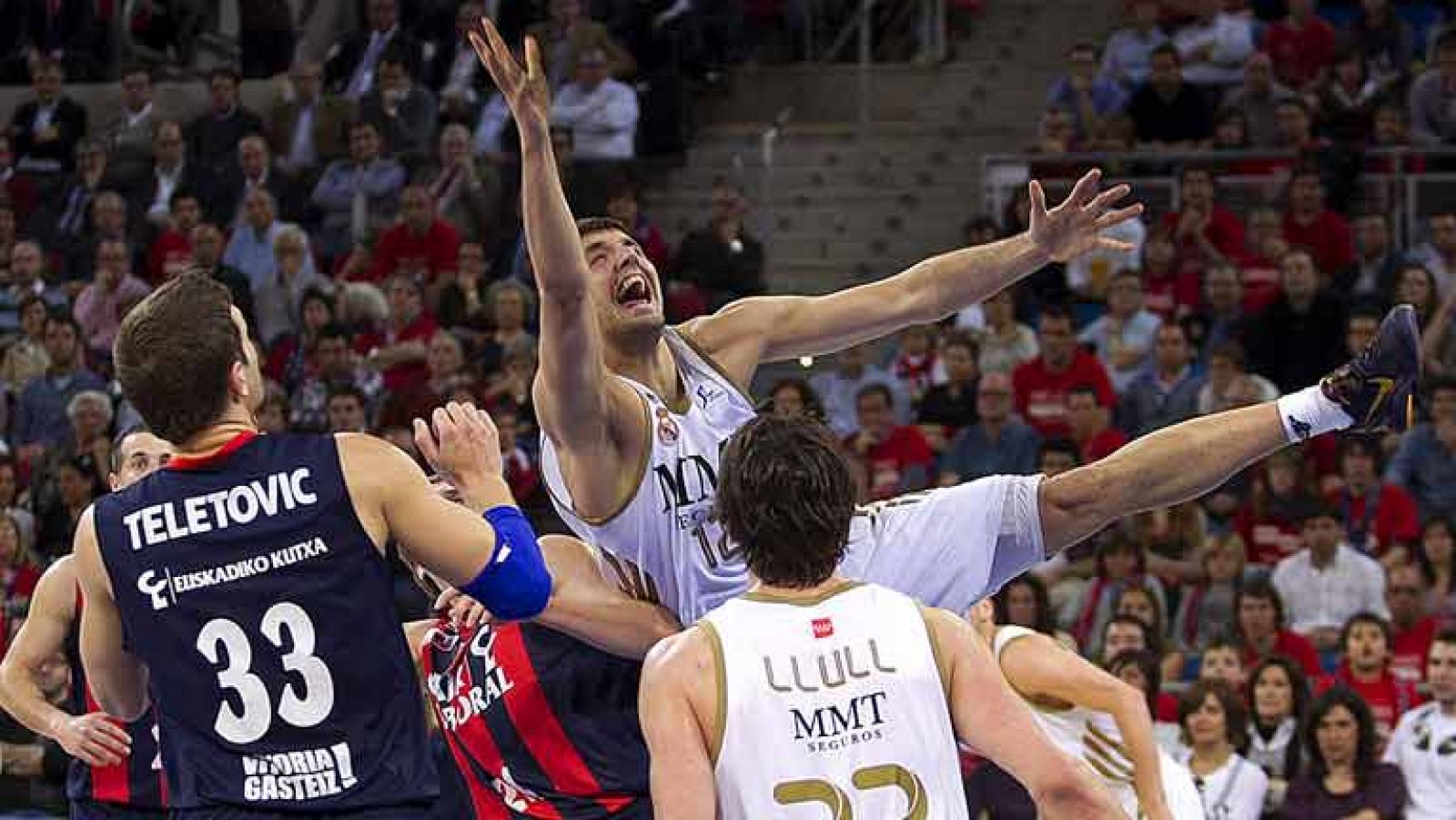 Caja Laboral se llevó un partido intensísimo que se decidió en el último segundo. Llull tuvo la canasta ganadora en sus manos pero erró y la alegría se quedó en el nuevo Buesa Arena ante los 15504 espectadores, que baten el récord histórico de asiste