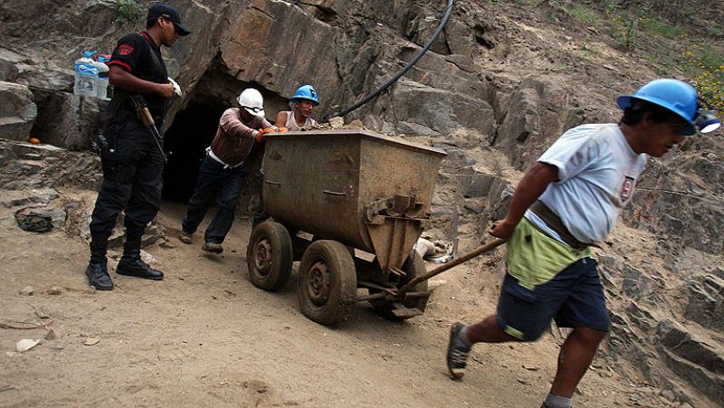 Comienza la construcción de un encofrado para rescatar a los nueve mineros atrapados en Perú