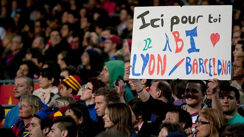 El Camp Nou ovacionó a Abidal en el minuto 22