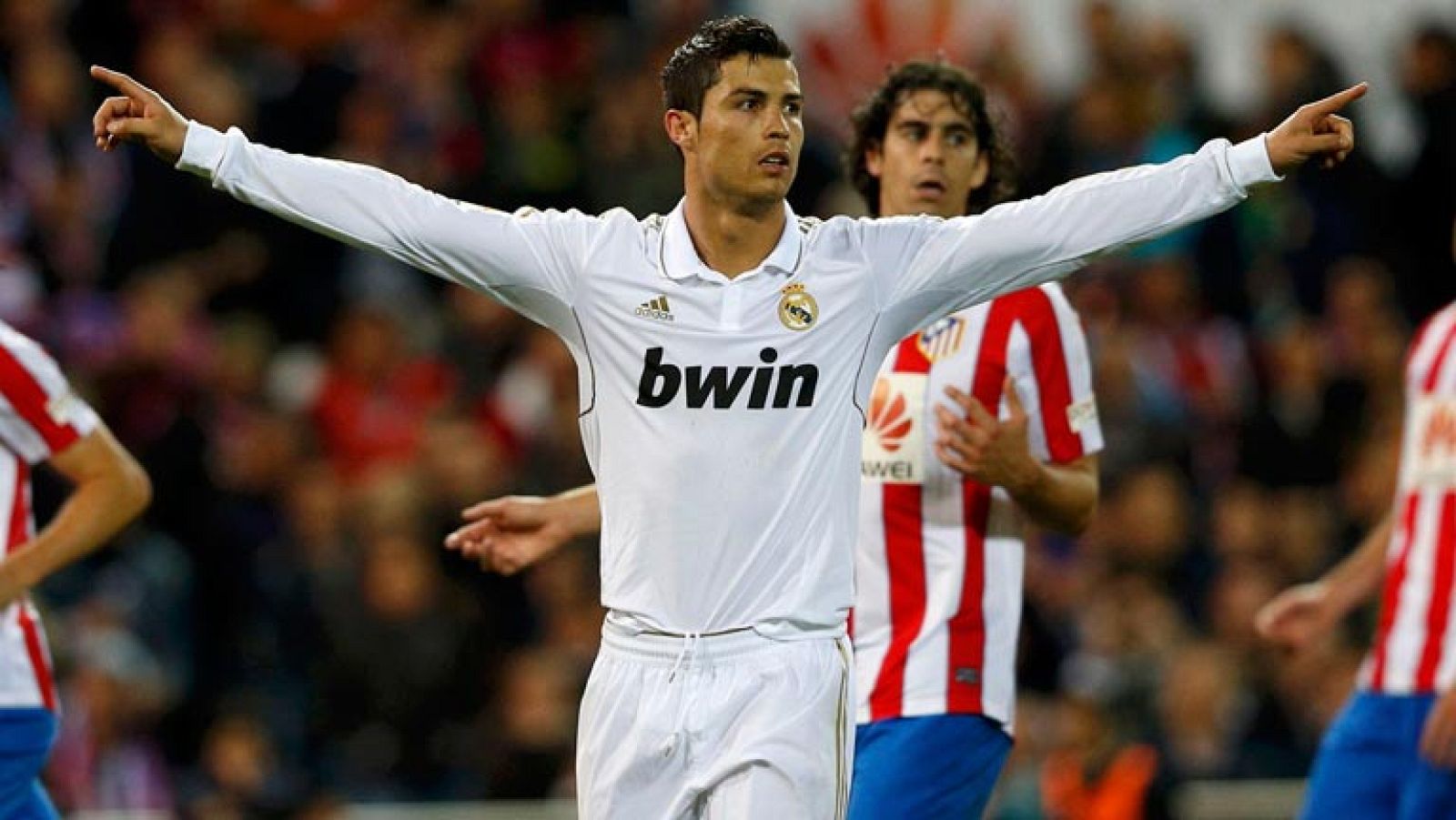 Cristiano Ronaldo fue sin discusión el hombre del partido. El portugués acertó con su estrategia preferida. Ese disparo duro y seco que imprime al balón un efecto especial que desorienta a los porteros y con el que ayer logró dos de sus tres tantos.