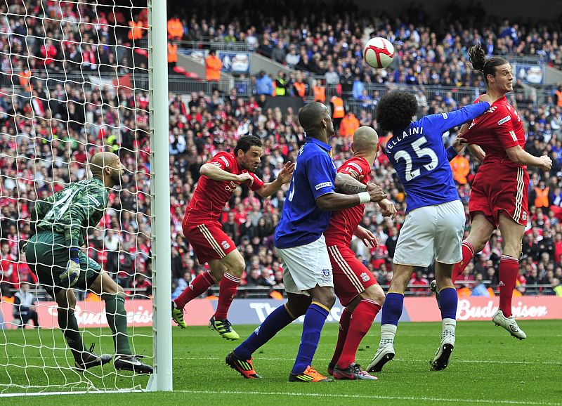El Liverpool, primer finalista de la Copa inglesa tras ganar al Everton (2-1)