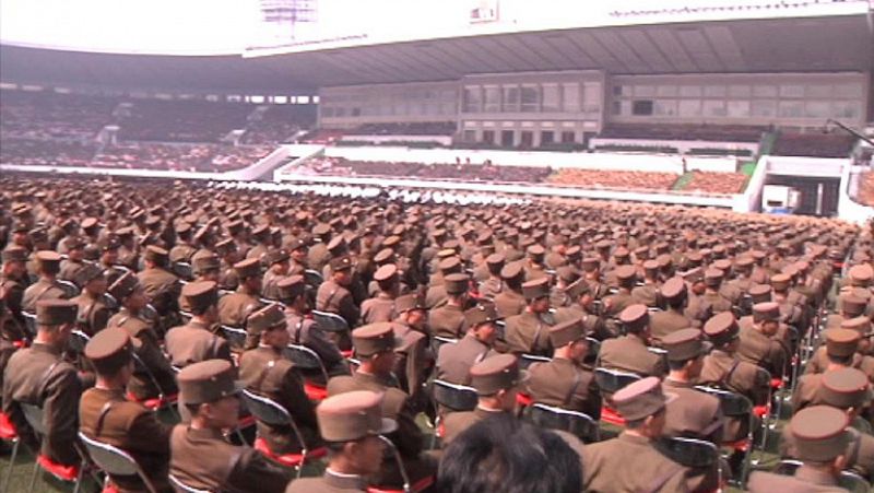 El "líder supremo" de Corea del Norte habla por primera vez en público durante un desfile militar