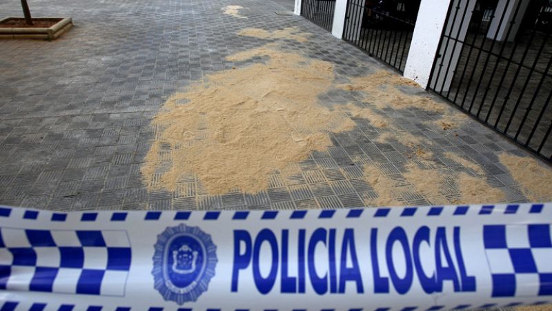 Hallan a una mujer muerta en su casa de Sevilla y el cadáver del marido en la calle