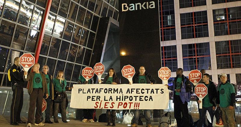 Dieciséis afectados por el impago de hipotecas duermen bajo la sede de Bankia en Madrid