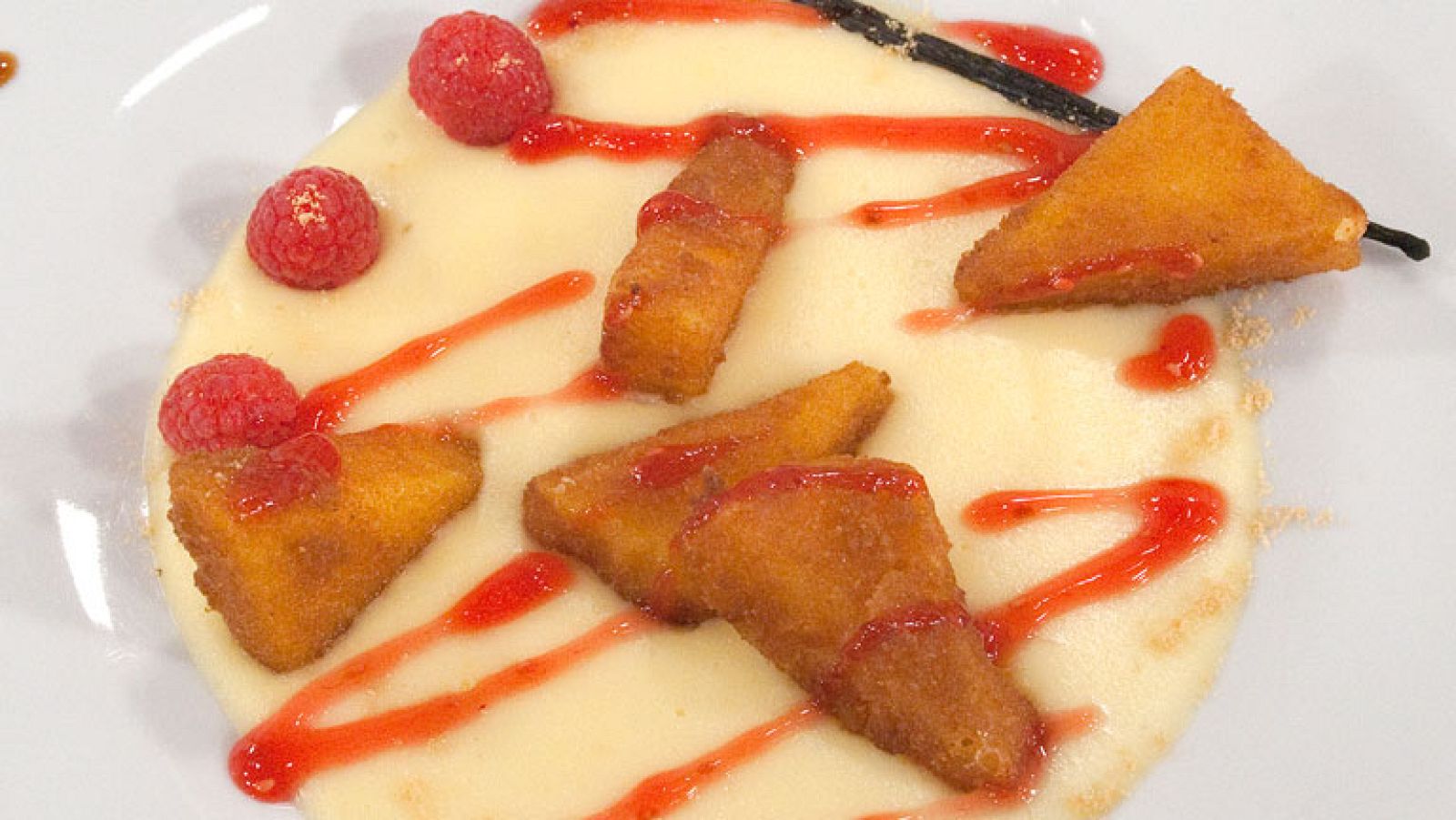 Queso frito con crema de vainilla y frutos rojos