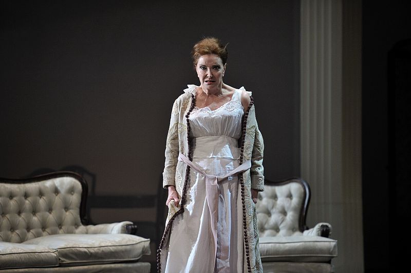 Nuria Espert encarna en 'La loba' a una mujer ambiciosa, resentida y sin escrúpulos