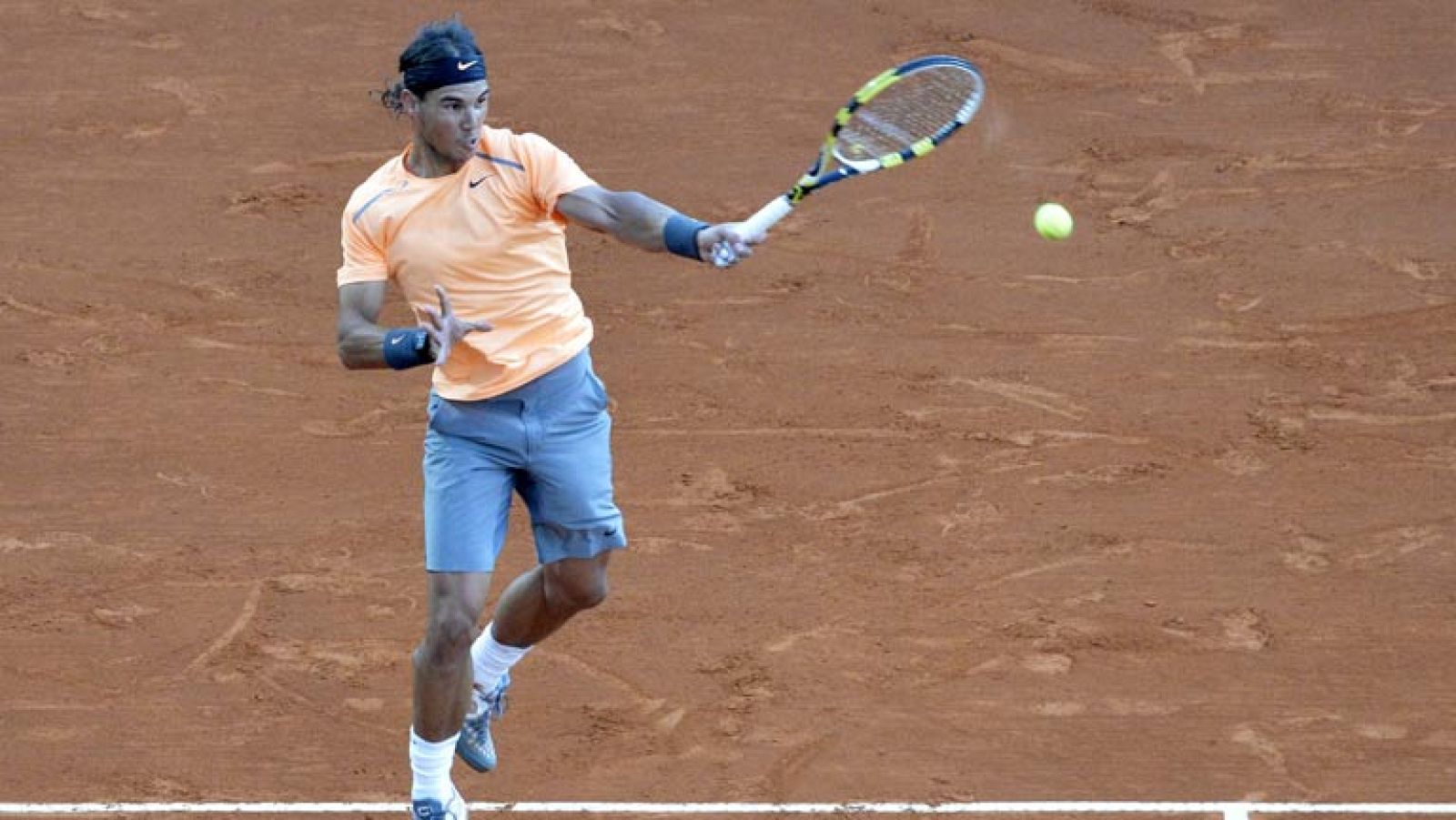 Y en el torneo de Montecarlo Nadal y Djokovic siguen adelante. El español ganó sin problemas; el serbio sufrió mucho ante el ucraniano Dolgopolov. Pero ha sido un triunfo con mérito añadido: en el calentamiento se enteró del fallecimiento de su abuel