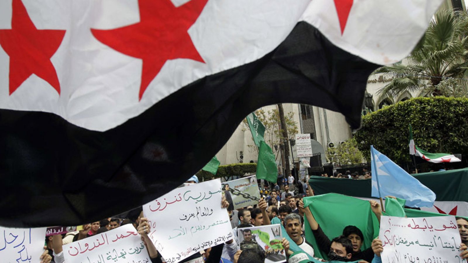 Más de 60.000 refugiados abandonan Siria, donde la misión de la ONU estará activa en unos días