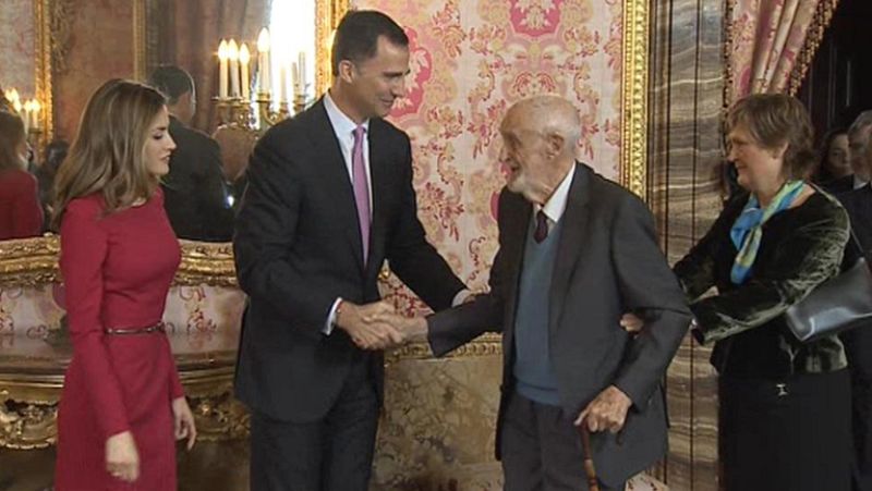 El príncipe homenajea la "antipoesía" de Parra, "popular, airosa y elegante"