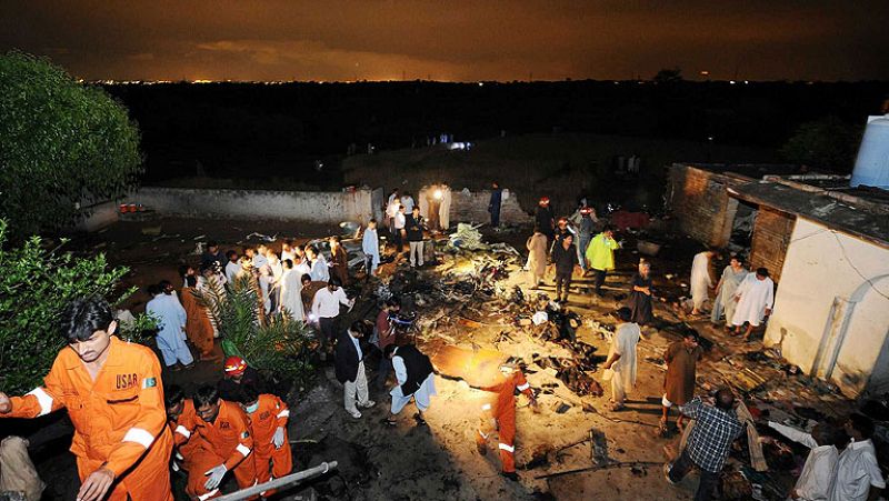 Mueren 138 personas tras el accidente de un avión comercial en Pakistán