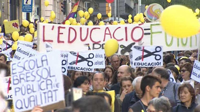 Miles de personas protestan en Barcelona contra los recortes en educación