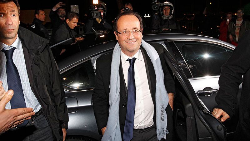 Hollande gana a Sarkozy por estrecho margen y la ultraderecha bate récords