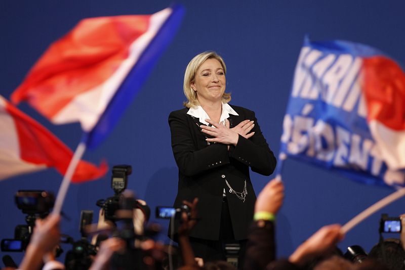 La ultraderecha 'antisistema' de Le Pen hace historia y arbitrará el duelo Hollande-Sarkozy