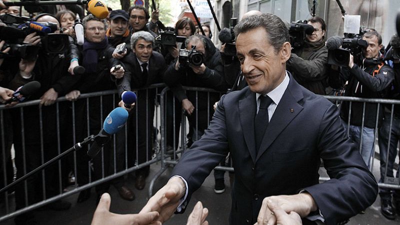 Sarkozy se aferra al 'abrazo del oso' de Le Pen