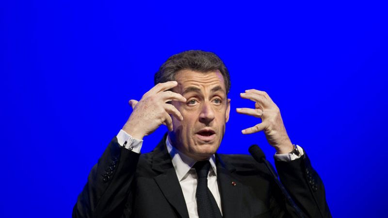 Hollande compite con Sarkozy por el voto de Le Pen y dice que "viene de la izquierda"