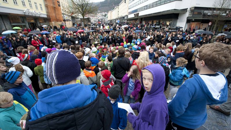 Decenas de miles de noruegos se unen para cantar la canción "multicultural" odiada por Breivik