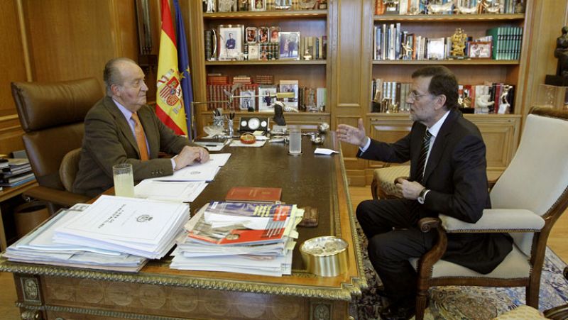 El rey se reúne con Rajoy siete horas después de recibir el alta hospitalaria