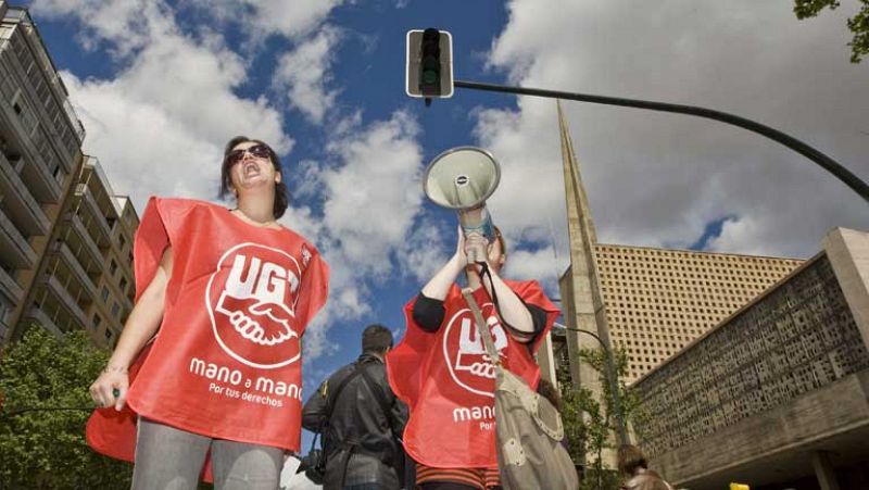 La lluvia no impide que miles de personas marchen en Madrid contra los recortes