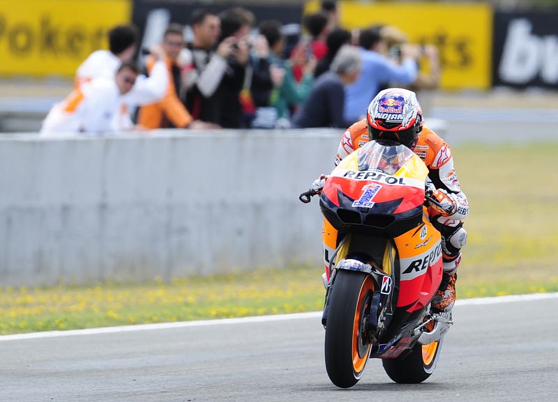 Casey Stoner logra su primer triunfo del año, por delante de Lorenzo y de Pedrosa