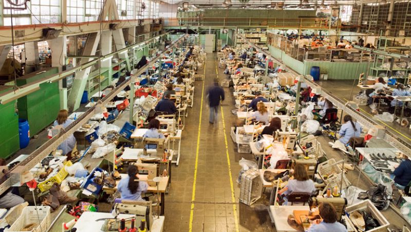 La economía cayó un 0,3% hasta marzo, con lo que se confirma la entrada en recesión
