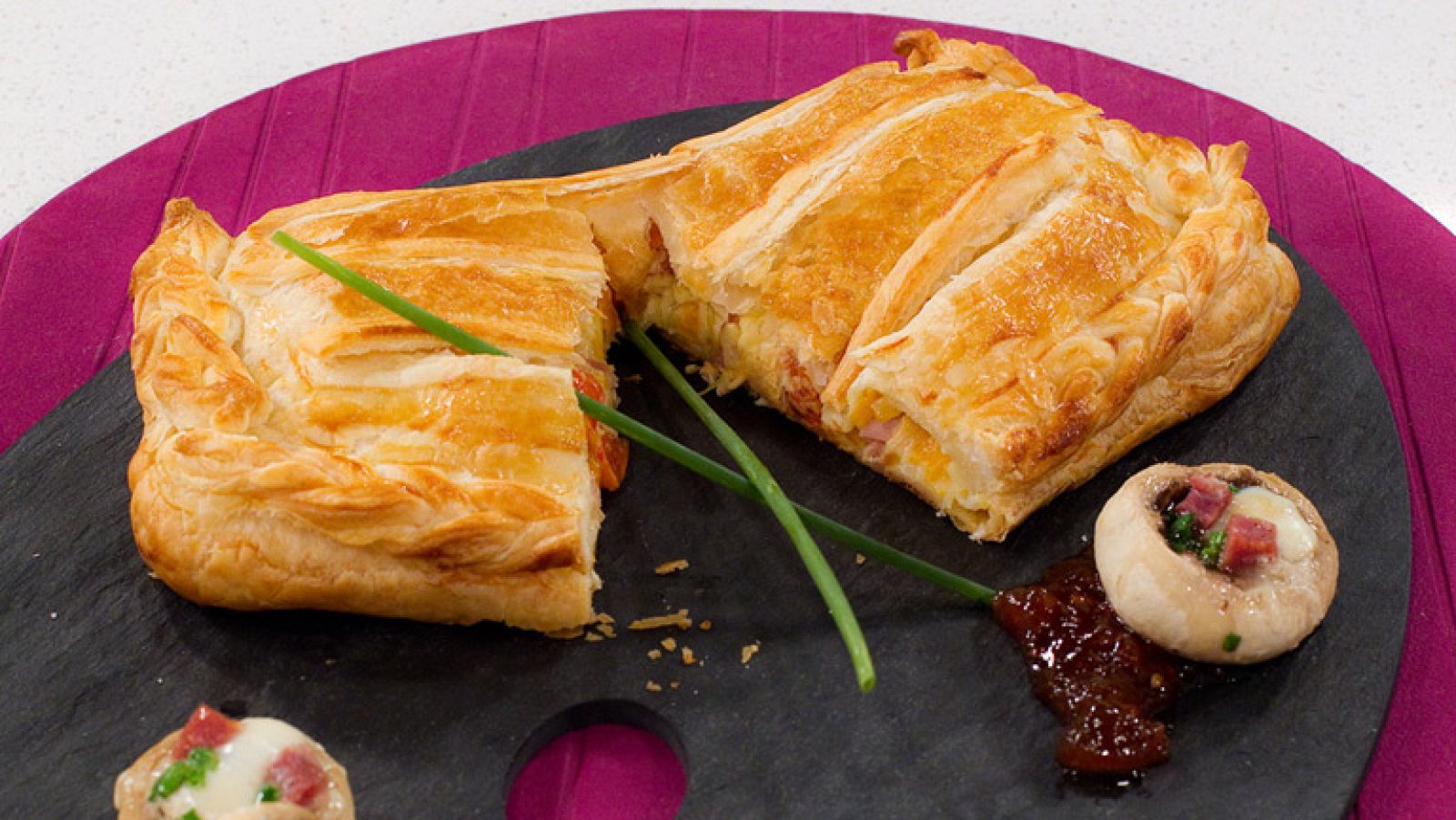Hojaldre relleno de verduras a la crema con huevos de codorniz y jamón
