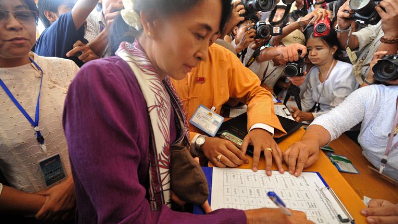 Suu Kyi toma posesión de su escaño en el Parlamento de Birmania