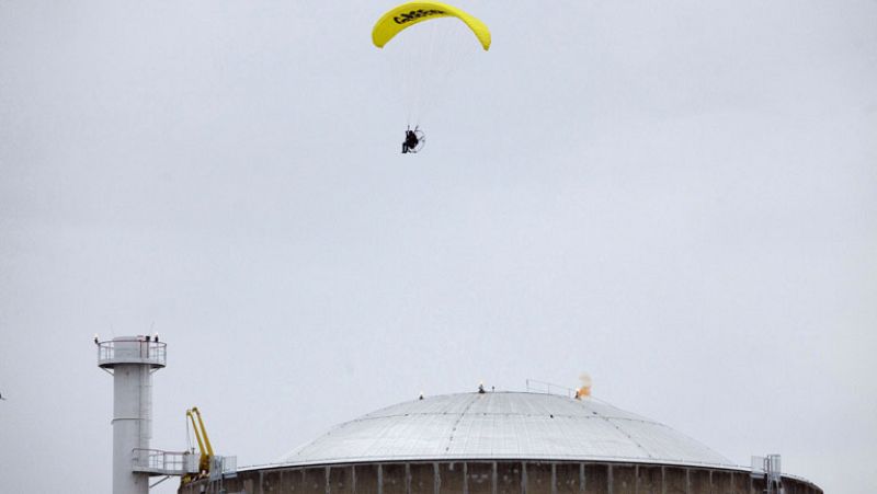 Un militante de Greenpeace aterriza en parapente en una central nuclear francesa