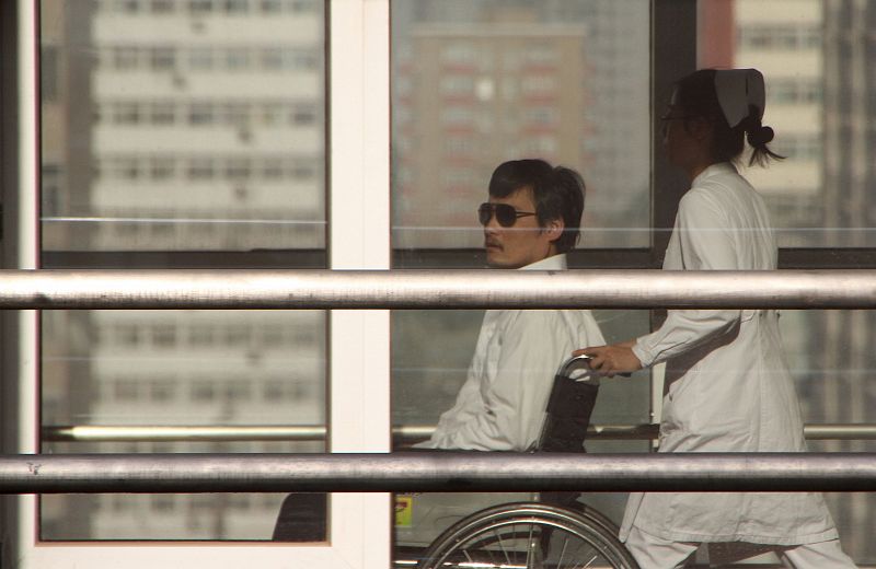 El disidente chino Chen Guangcheng abandona la embajada de EE.UU. en Pekín