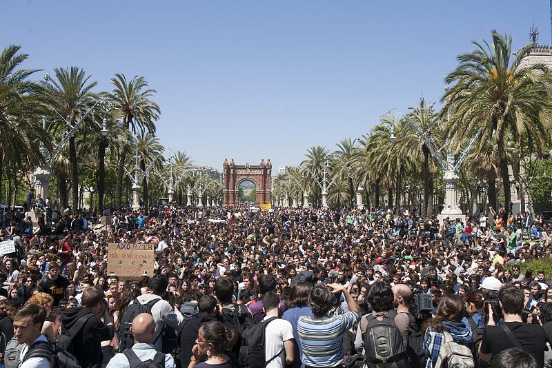 Miles de estudiantes se manifiestan en Barcelona contra la subida de las tasas universitarias