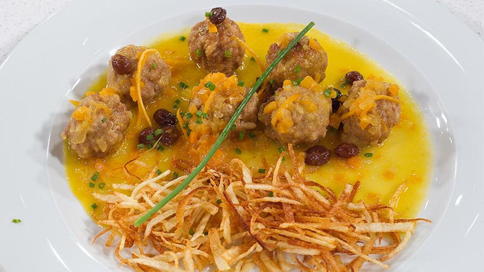 Albóndigas con piñones a la naranja