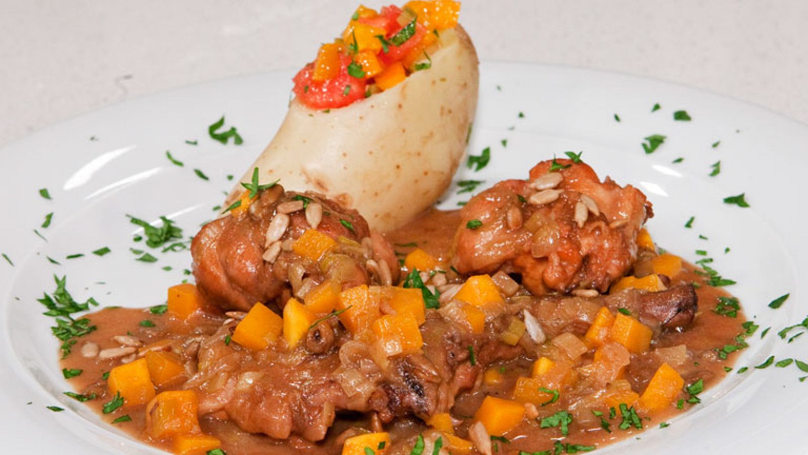 Conejo al jerez con ensalada de patata a la vinagreta