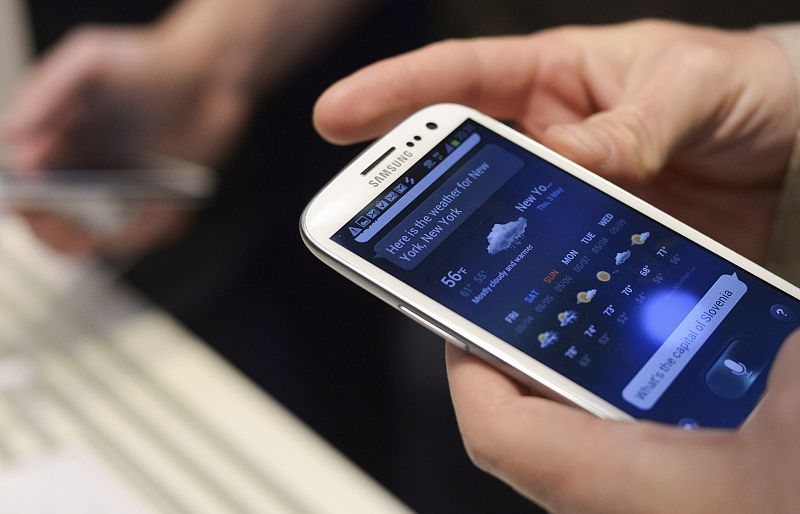 Samsung presenta el Galaxy S III, un 'smartphone' que habla español para competir con el iPhone