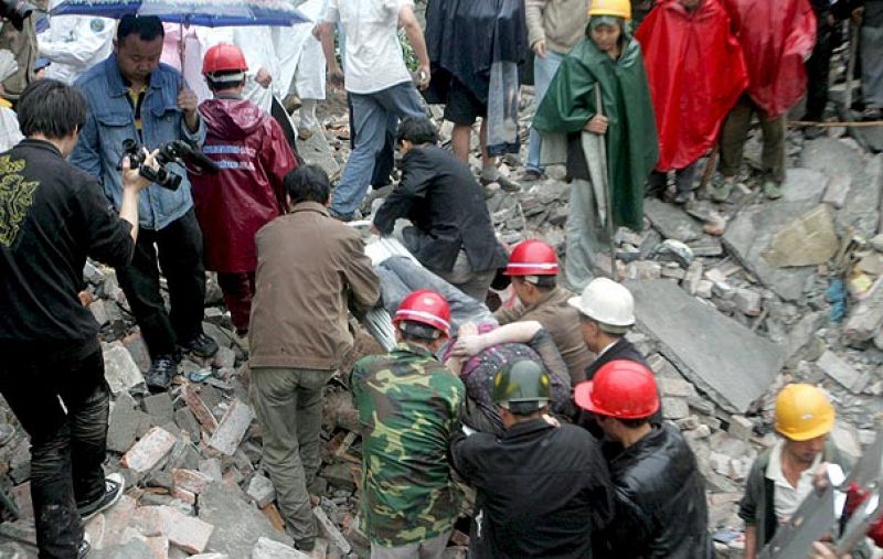 Más de 12.000 muertos y 18.000 sepultados por el terremoto de Sichuan