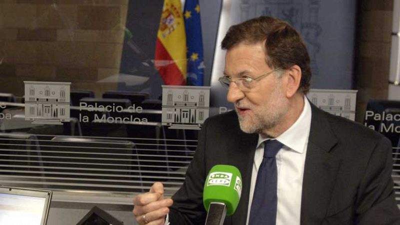 Rajoy le desea suerte a Hollande y Rubalcaba pide que se sume a su discurso de crecimiento