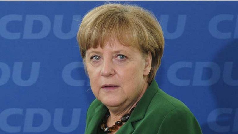 Merkel recibe a Hollande "con los brazos abiertos" pero cerrada a negociar el pacto fiscal