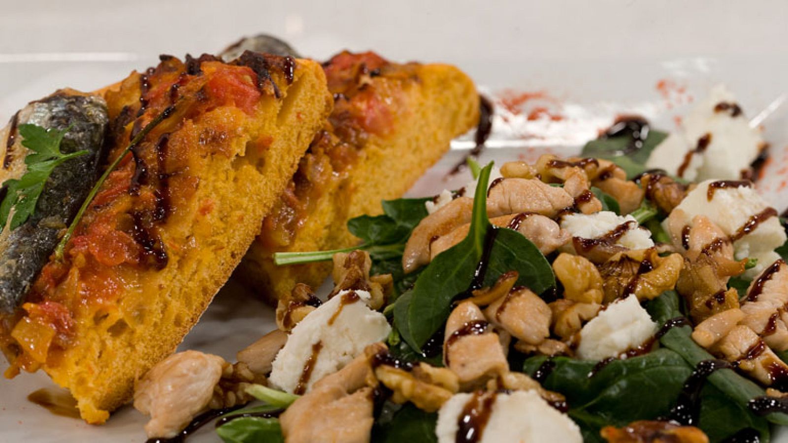 Pan de con sardinas y tomate con ensalada de espinacas templada