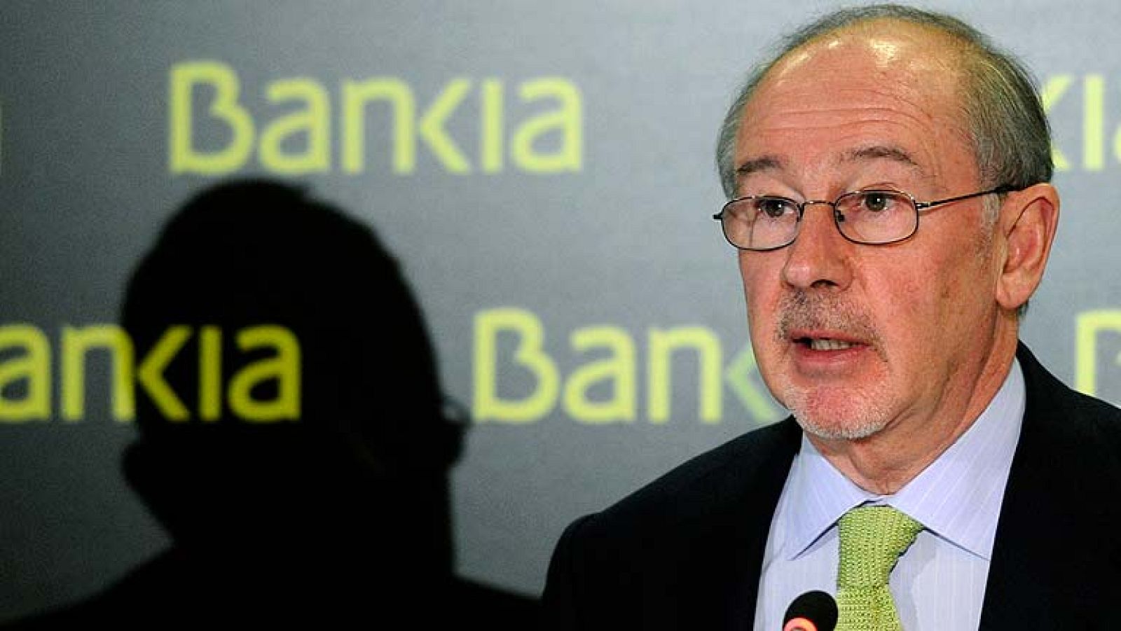 Rato defiende la solvencia de Bankia tras anunciar su dimisión - La tarde en 24h | Ver