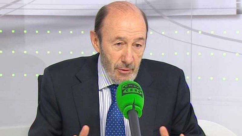 Rubalcaba mantiene sus ahorros en Bankia y considera "deplorable" la gestión del Gobierno